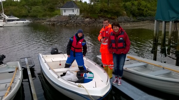 tre forskare redo att åka ut med båt på expedition 