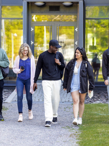 2025 Studerande promenerar 2